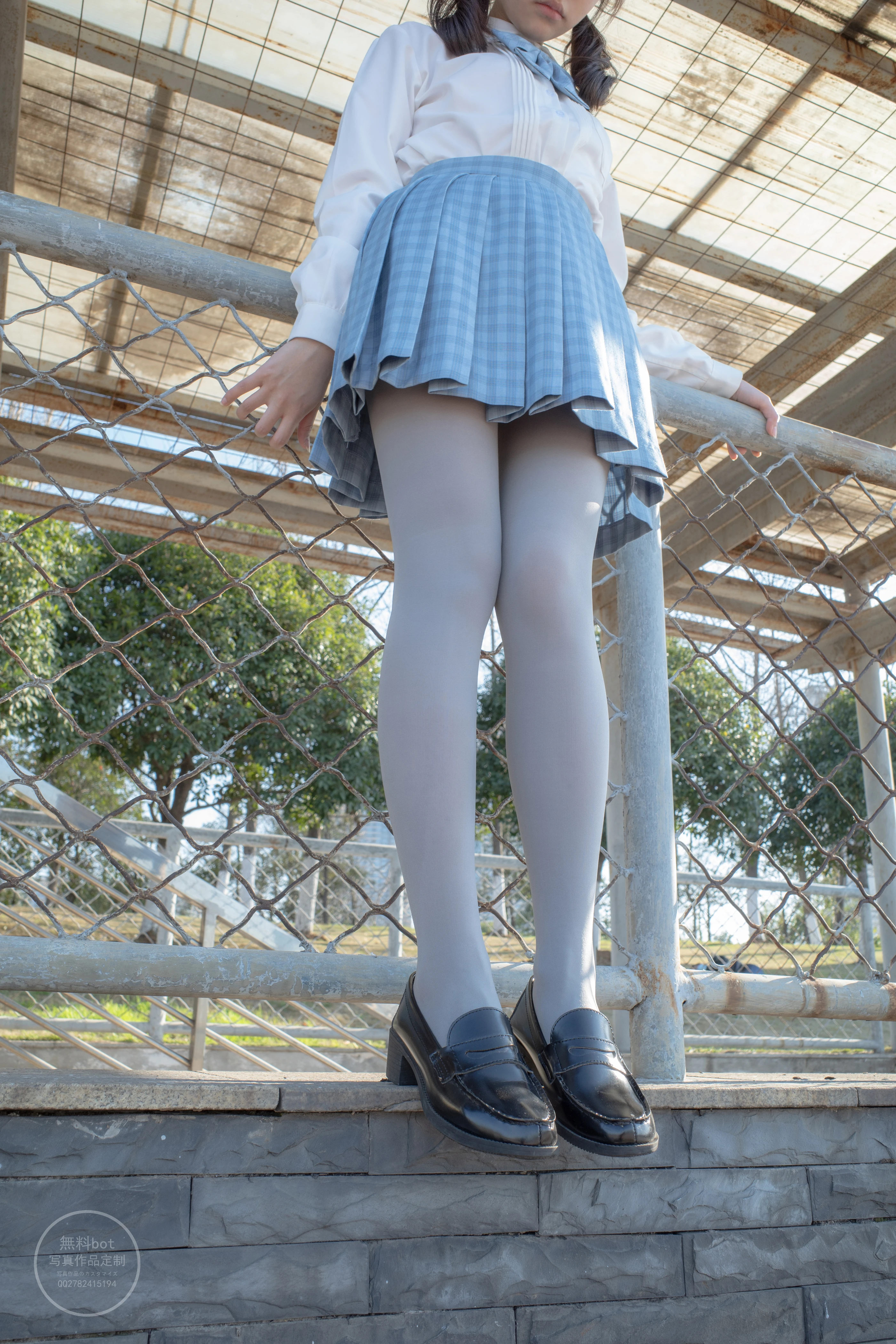 森萝财团 有料 NO.030 小香 户外公园里的JK制服灰丝美腿 [100P]插图8